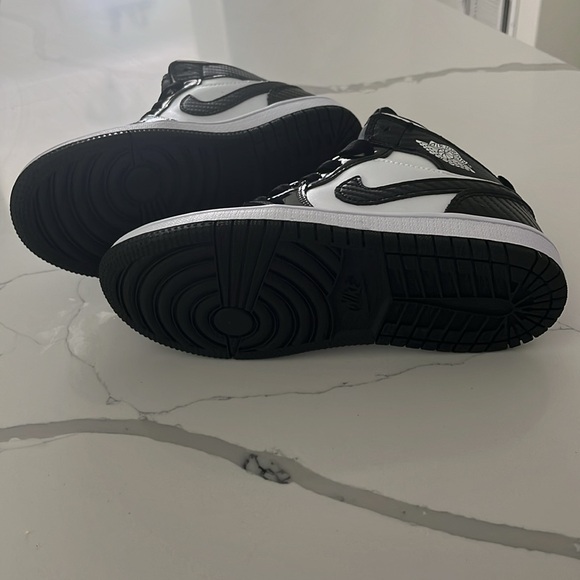 Nike Jordans 1 mid black and white patent leather - Picture 4 of 5